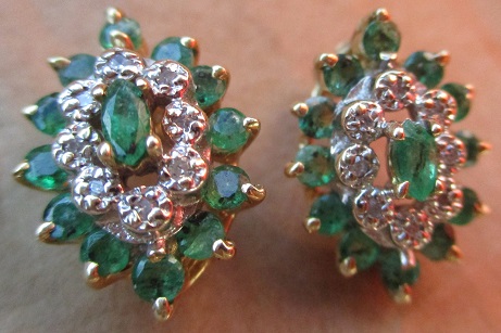 xxM1338M Yellow gold emerald diamond earringsTakst-Valuation N.Kr. 6000